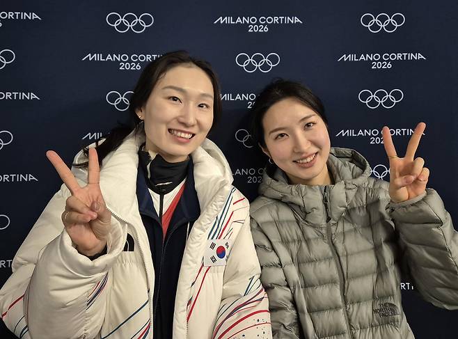 쇼트트랙 국가대표 최민정(왼쪽)과 김길리가 9일(한국시간) 이탈리아 밀라노 아이스스케이팅 아레나에서 열린 2026 밀라노·코르티나담페초 동계 올림픽 공식 훈련을 마친 뒤 인터뷰를 진행했다. [연합]