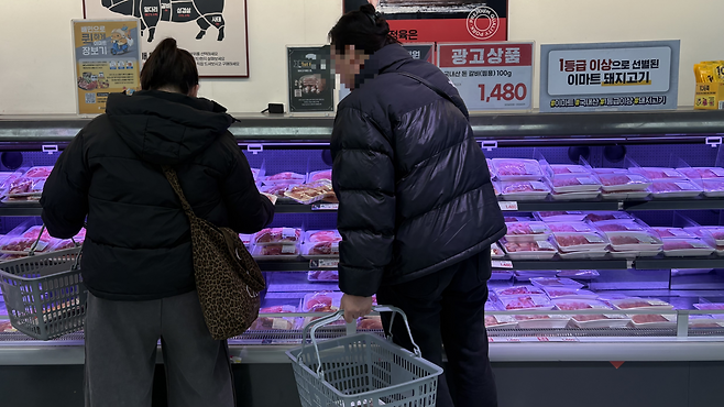 농림축산식품부가 할인지원하는 돼지고기 판매대에서 소비자들이 상품을 고르고 있다. 박연수 기자