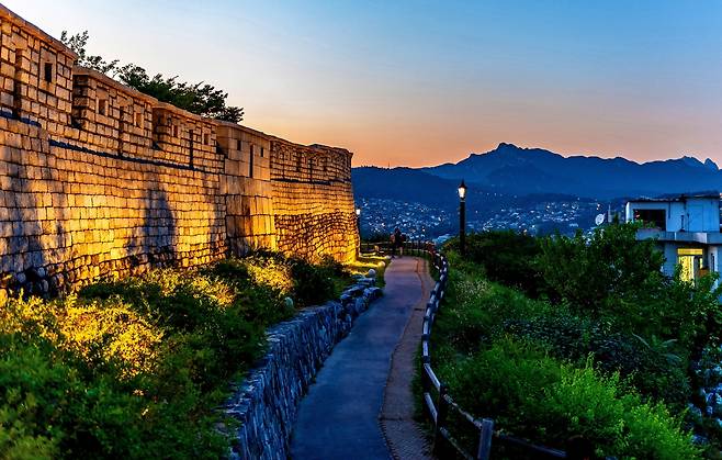 케이팝 데몬 헌터스의 배경이 된  서울성곽 대학로 낙산공원