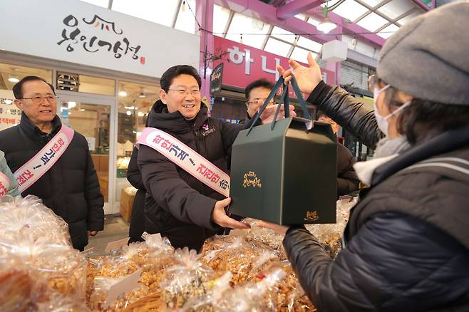 이상일 용인특례시장이 10일 용인중앙시장에서 장을 보며 상인과 인사를 나누고 있다..