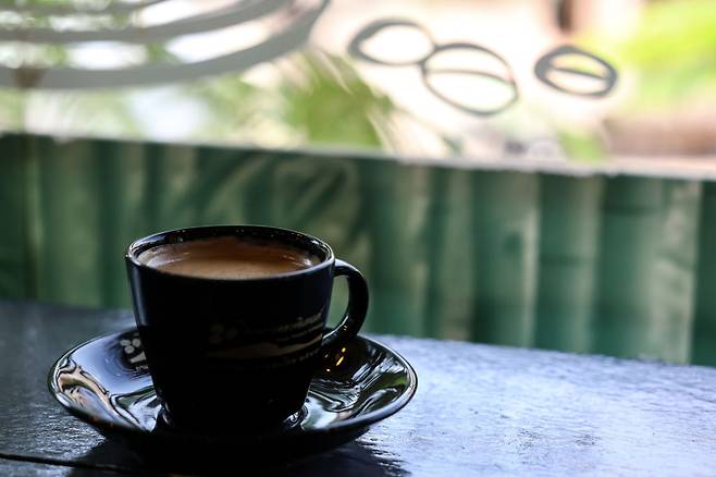 하루 2~3잔의 커피나 1~2잔의 차로 카페인을 꾸준히 섭취한 이들은 그렇지 않은 경우보다 치매 발병 확률이 20% 가량 낮다는 연구 결과가 나왔다.[게티이미지]