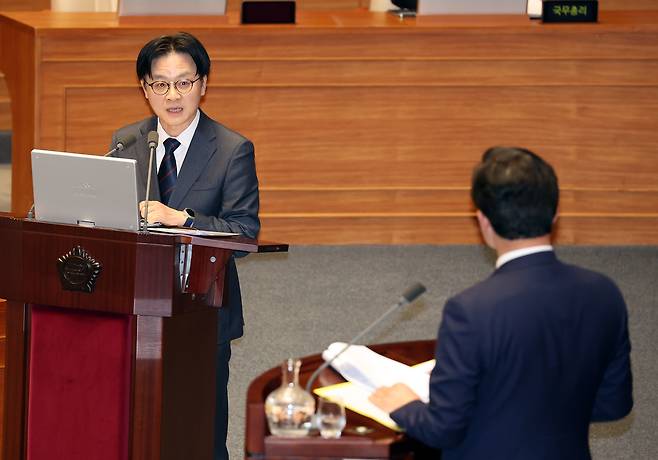김정관 산업통상부 장관이 10일 국회 본회의장에서 열린 경제 분야 대정부질문에서 국민의힘 윤영석 의원의 질문에 답하고 있다. [연합]
