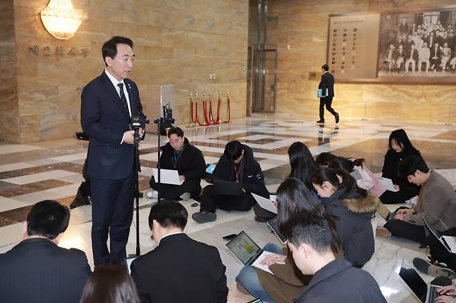 박수현 더불어민주당 수석대변인이 10일 국회에서 조국혁신당과의 합당 논의를 주제로 열린 비공개 의원총회를 마치고 논의 내용을 브리핑하고 있다. [연합]