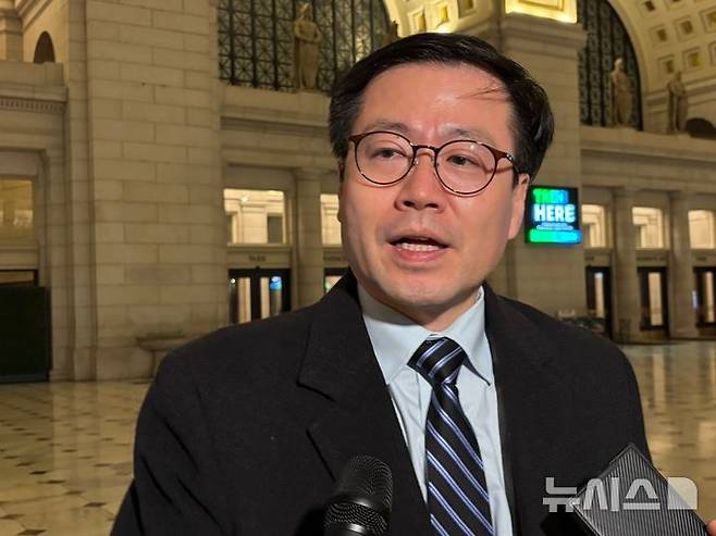 [워싱턴=뉴시스]이윤희 특파원 = 여한구 산업통상자원부 통상교섭본부장이 14일(현지 시간) 미국 워싱턴DC 유니언스테이션에서 특파원들과 만나 발언하고 있다. 2026.01.15.