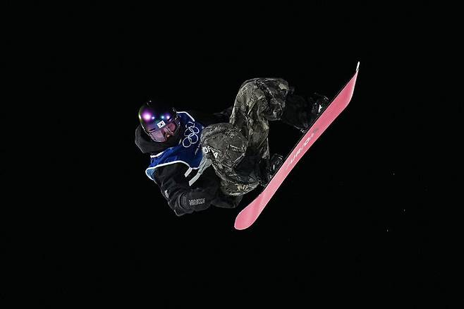 [리비뇨=AP/뉴시스] 유승은이 8일(현지 시간) 이탈리아 리비뇨 스노파크에서 열린 2026 밀라노·코르티나담페초 동계올림픽 스노보드 여자 빅에어 예선 경기를 펼치고 있다. 유승은은 생애 첫 올림픽 무대에서 166.50점을 기록해 전체 4위에 오르면서 결선에 올랐다. 2026.02.09.