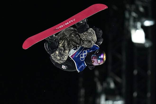 [리비뇨=AP/뉴시스] 유승은이 8일(현지 시간) 이탈리아 리비뇨 스노파크에서 열린 2026 밀라노·코르티나담페초 동계올림픽 스노보드 여자 빅에어 예선 경기를 펼치고 있다. 유승은은 생애 첫 올림픽 무대에서 166.50점을 기록해 전체 4위에 오르면서 결선에 올랐다. 2026.02.09.