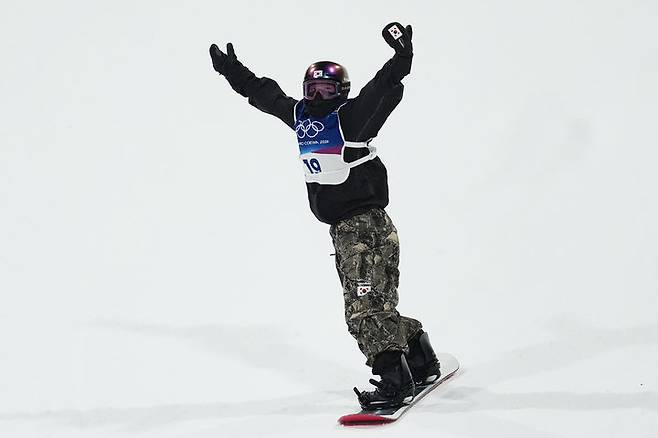 [리비뇨=AP/뉴시스] 유승은이 9일(현지 시간) 이탈리아 리비뇨 스노파크에서 열린 2026 밀라노·코르티나담페초 동계올림픽 스노보드 여자 빅에어 결선 경기를 마친 후 환호하고 있다. 고교생 유승은은 최종 171.00점으로 동메달을 따내 한국 스노보드 사상 처음으로 빅에어 종목 메달을 수확했다. 2026.02.10.