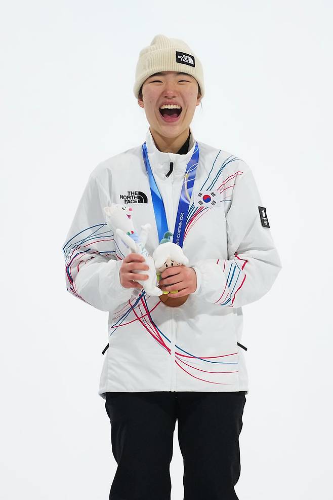 [리비뇨=AP/뉴시스] 유승은이 9일(현지 시간) 이탈리아 리비뇨 스노파크에서 열린 2026 밀라노·코르티나담페초 동계올림픽 스노보드 여자 빅에어 시상대에 올라 동메달을 들고 활짝 웃고 있다. 고교생 유승은은 결선에서 171.00점을 기록해 한국 스노보드 사상 처음으로 빅에어 종목 메달을 수확했다. 2026.02.10.
