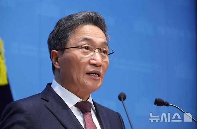 [서울=뉴시스] 조성봉 기자 = 이학재 인천국제공항공사 사장이 20일 오전 서울 여의도 국회 소통관에서 열린 '대통령실의 인천공항공사 불법인사 개입 중단 촉구' 기자회견에서 발언을 하고 있다. 2026.01.20. suncho21@newsis.com