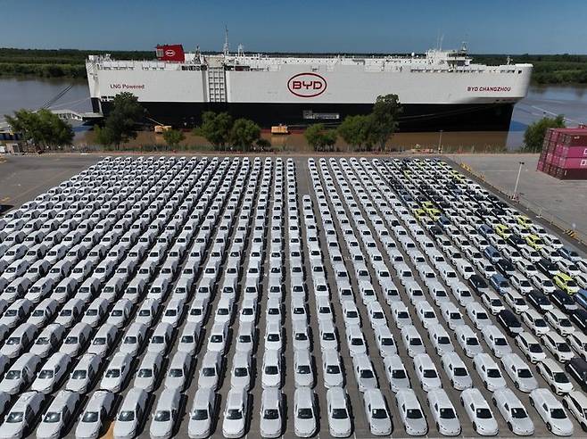 [사라테=AP/뉴시스] 지난달 20일 아르헨티나 부에노스아이레스주 사라테의 사라테 터미널에서 하역한 중국산 BYD 하이브리드 및 전기차들이 주차돼 있다. 2026.02.10.