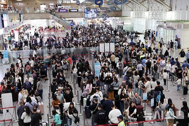 [부산=뉴시스] 하경민 기자 = 추석 연휴를 앞둔 2일 부산 강서구 김해국제공항 국제선 청사에서 해외여행을 떠나는 시민들이 출국 수속을 하고 있다.    이번 추석 연휴 기간(2~12일) 전국 15개 공항 이용객은 역대 명절 연휴 최대인 약 526만명에 달할 것으로 전망됐다. 인천공항이 245만명, 김포·김해·제주 등 14개 공항이 281만명(국내선 206만명, 국제선 75만명)으로 예상됐다. 한국공항공사는 국제선 출발 2시간 전까지 공항 도착을 권고했다. 2025.10.02. yulnetphoto@newsis.com