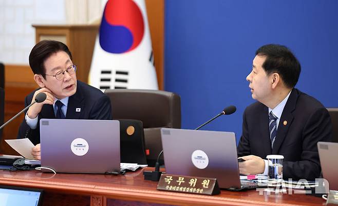 [서울=뉴시스] 최동준 기자 = 이재명 대통령이 10일 청와대에서 열린 국무회의에서 구윤철 부총리 겸 재정경제부 장관과 대화하고 있다. (청와대통신사진기자단) 2026.02.10. photocdj@newsis.com