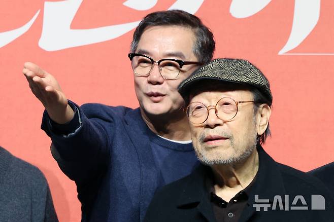 [서울=뉴시스] 박진희 기자 = 연극 '불란서 금고' 연출 장진과 배우 신구가 10일 서울 종로구 서경스퀘어에서 제작발표회를 하고 있다. 2026.02.10. pak7130@newsis.com