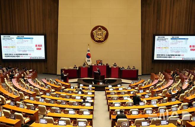 [서울=뉴시스] 조성봉 기자 =김윤덕 국토교통부 장관이 10일 오후 서울 여의도 국회에서 열린 제432회국회(임시회) 제5차 본회의 경제 분야 대정부질문에서 질의에서 이만희 국민의힘 의원 질의에 답변하고 있는 가운데 텅빈 좌석들이 눈에 띄고 있다. 2026.02.10. suncho21@newsis.com