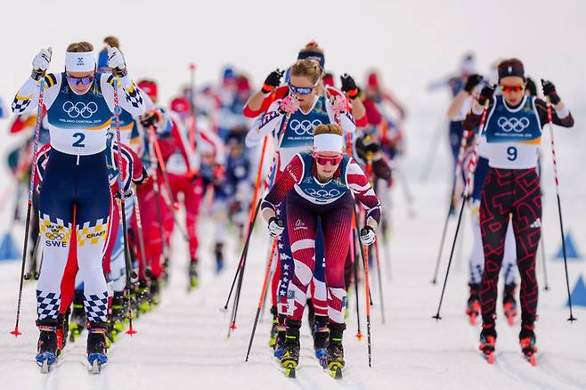 [테세로=AP/뉴시스] 2026 밀라노·코르티나담페초 동계올림픽 여자 10㎞＋10㎞ 스키애슬론 경기 장면. 2026.02.07.