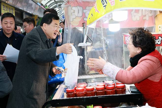 주낙영 경주시장이 성동시장 점포를 돌며 설 성수품을 구매하고, 상인들의 애로사항을 청취하고 있다. 경주시 제공
