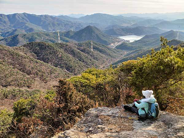 정상에서 5분 거리에 있는 조망바위. 모악산과 금평저수지가 한눈에 보인다.