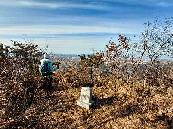 구성산 정상. 잡목으로 인해 조망이 좋은 편은 아니다.