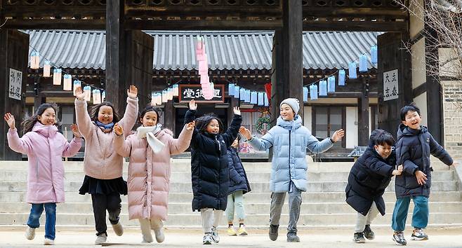 설 연휴를 앞둔 10일 경기 용인시 한국민속촌 관아에서 어린이들이 손을 흔들고 뛰놀며 즐거운 시간을 보내고 있다.&nbsp;