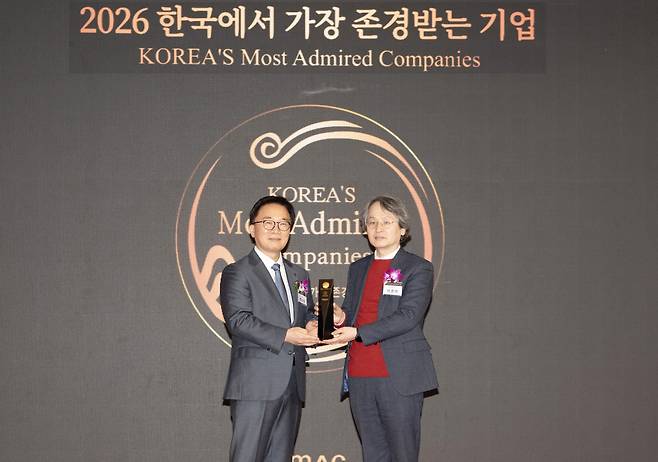 박종백 부총장(오른쪽)이 전문대학 부문 1위 인증패를 받고 한수희 한국능률협회컨설팅 대표와 기념촬영을 하고 있다. 영진전문대학교 제공