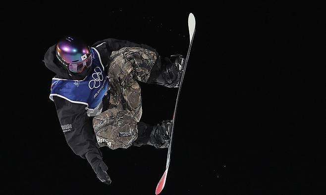 유승은이 10일 이탈리아 리비뇨 스노파크에서 열린 2026 밀라노·코르티나담페초 스노보드 여자 빅에어 결선에서 화려한 기술을 선보이고 있다. 리비뇨=연합뉴스