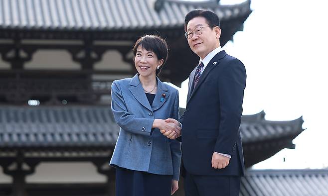이재명 대통령과 다카이치 사나에 일본 총리가 1월 14일 일본 나라현 대표 문화유적지인 호류지(법륭사)에서 기념촬영을 하고 있다. 연합뉴스