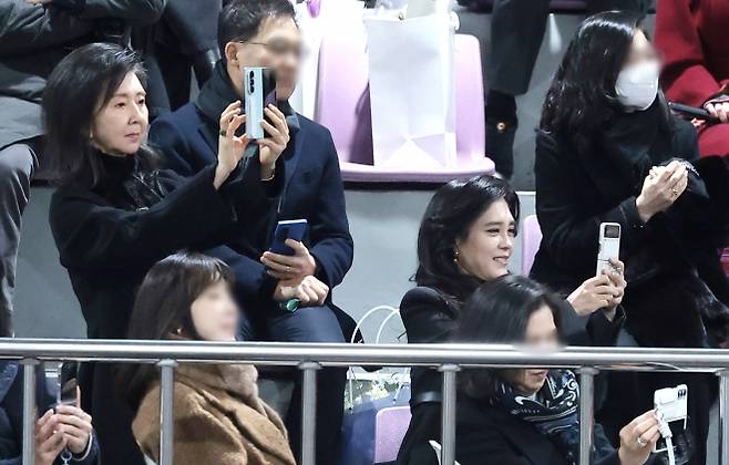 이부진 신라호텔 사장(오른쪽)이 9일 서울 강남구 휘문고등학교에서 열린 아들 임동현 군의 졸업식에 참석해 홍라영 전 삼성미술관 리움 총괄부관장(왼쪽)과 아들의 공연을 핸드폰으로 촬영하고 있다. 2026.2.9 뉴스1