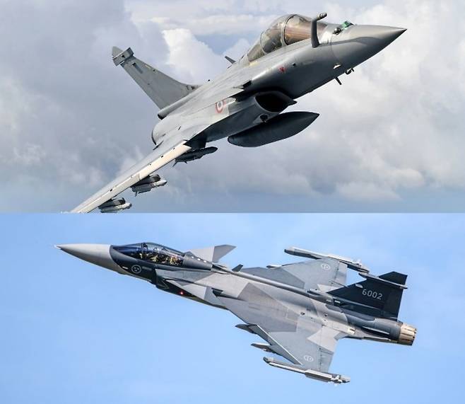 라팔 전투기(사진 위)와 그리펜 전투기의 비행 모습. 자료사진