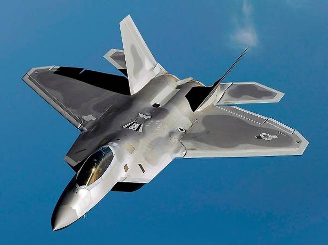 미 공군의 F-22 랩터 스텔스 전투기가 비행하고 있다. 기체 형상 설계와 내부 무장 운용을 통해 레이더 반사 신호를 최소화한 대표적인 5세대 전투기로 평가된다. 미 공군 제공