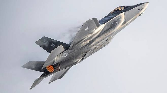 미 공군 F-35A 전투기가 비행 중 기동을 펼치고 있다. 미 공군 제공