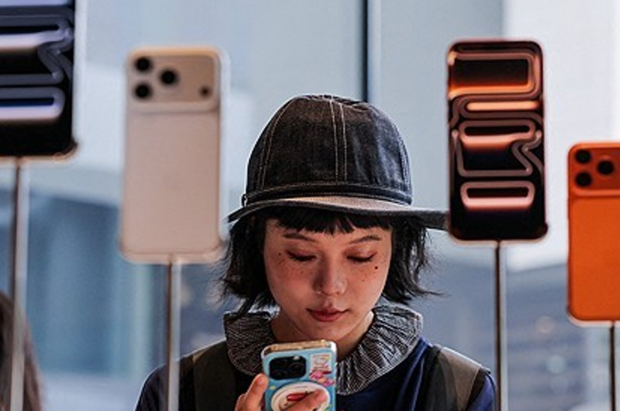 중국 베이징의 애플 스토어에 전시된 아이폰17 시리즈. 로이터연합뉴스