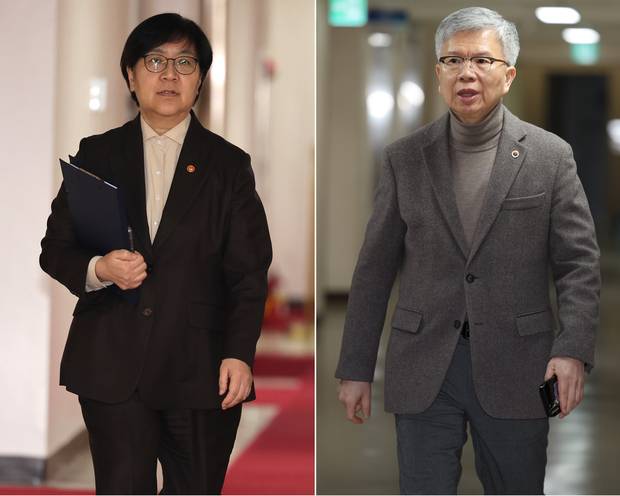 정은경 보건복지부 장관과 김택우 대한의사협회 회장이 10일 서울 종로구 정부서울청사에서 각각 보건의료정책심의위원회 회의장으로 향하고 있다. 연합뉴스