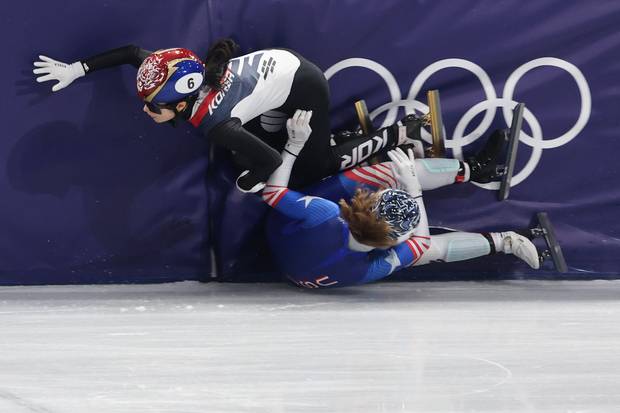 김길리가 10일(현지시간) 이탈리아 밀라노 아이스스케이팅 아레나에서 열린 2026 밀라노ㆍ코르티나담페초 동계올림픽 쇼트트랙 혼성계주 준결승에서 커린 스토더드와 충돌하고 있다. 연합뉴스