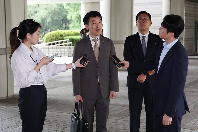 김용현 전 국방부장관에 대한 구속영장 심문이 진행된 지난해 6월25일 서초구 서울중앙지방법원에서 김 전 장관의 변호인인 이하상 변호사(왼쪽 두번째)가 취재진에게 입장을 밝히고 있다. ⓒ연합뉴스