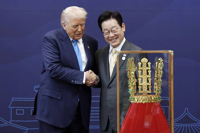 이재명 대통령이 지난해 경북 경주박물관에서 도널드 트럼프 미국 대통령에게 '천마총 금관 모형'을 선물한 뒤 악수하고 있다.ⓒ대통령실통신사진기자단