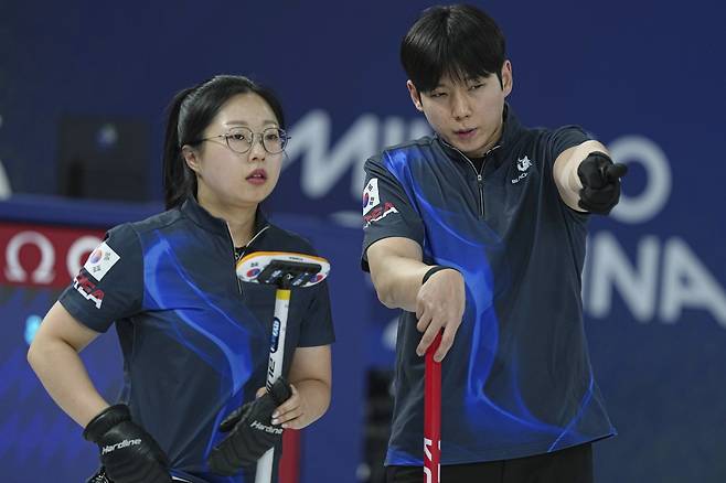 김선영(왼쪽)-정영석으로 구성된 한국 컬링 믹스더블대표팀이 9일 오후(한국시간) 코르티나 컬링 스타디움서 열린 노르웨이전을 끝으로 밀라노올림픽을 마무리했다. 코르티나담페초ㅣ뉴시스