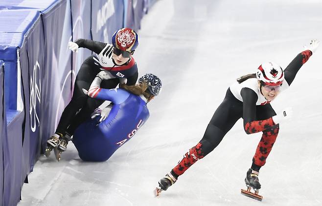 쇼트트랙대표팀 김길리(왼쪽 위)가 10일(한국시간) 밀라노 아이스스케이팅 아레나서 열린 밀라노동계올림픽 2000m 혼성계주 레이스 도중 미끄러진 코린 스토다드(미국)와 충돌해 넘어지고 있다. 밀라노ㅣ뉴시스
