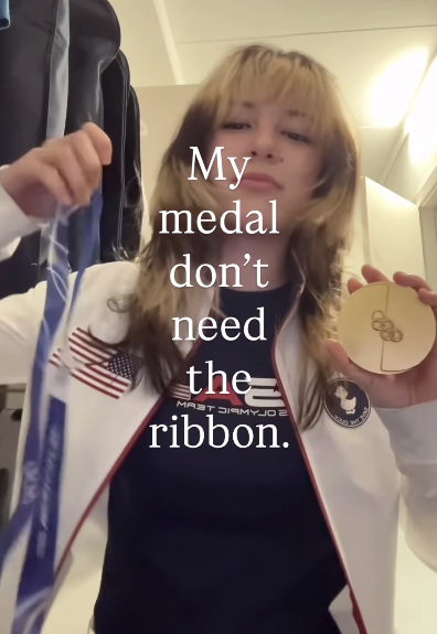 알리사 리우가 SNS를 통해 메달과 리본이 떨어진 것을 보여주고 있다. 알리사 리우 SNS