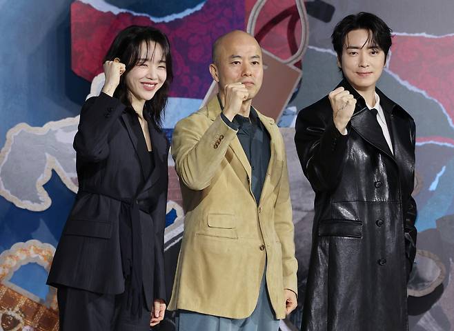 10일 서울 중구 앰배서더서울풀만호텔에서 열린 넷플릭스 드라마 ‘레이디 두아’ 제작발표회에서 배우 신혜선(왼쪽부터), 김진만 감독, 배우 이준혁이 포즈를 취하고 있다. 연합뉴스