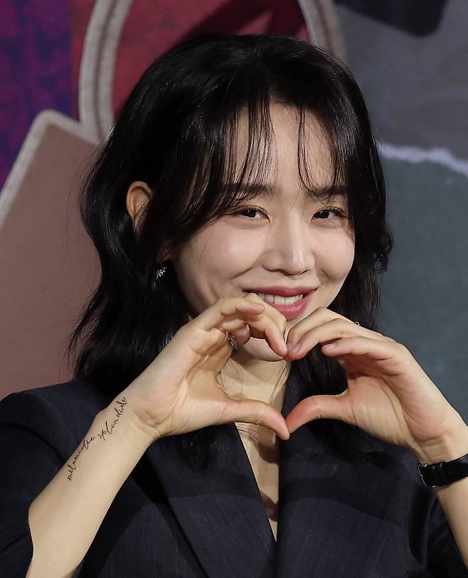 배우 신혜선이 10일 서울 중구 앰배서더서울풀만호텔에서 열린 넷플릭스 드라마 ‘레이디 두아’ 제작발표회에서 포즈를 취하고 있다. 연합뉴스