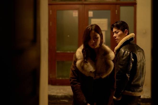 류승완 감독의 영화 ‘휴민트’에서 박건 역을 연기한 배우 박정민(오른쪽) 출연장면. 사진 NEW