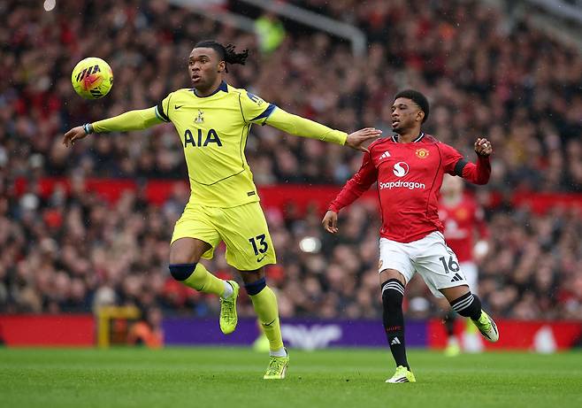 토트넘 데스티니 우도기가 7일 맨유전에서 볼을 쫓고 있다. 로이터연합뉴스