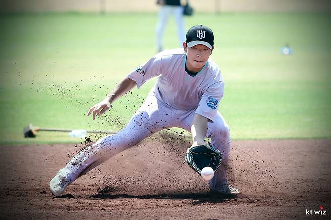 ▲ 뛰어난 잠재력과 성실한 태도를 바탕으로 KT 코칭스태프의 눈도장을 받고 있는 신인 이강민 ⓒKT위즈