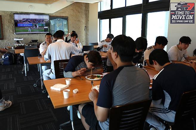 두산 선수들이 호주 시드니 캠프에서 텔레비전을 통해 식사 시간에도 전력 분석에 한창이다. /사진=두산 베어스 제공