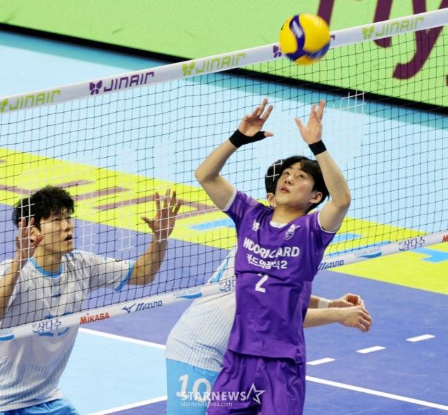 토스를 올리는 우리카드 세터 한태준(오른쪽). /사진=강영조 선임기자