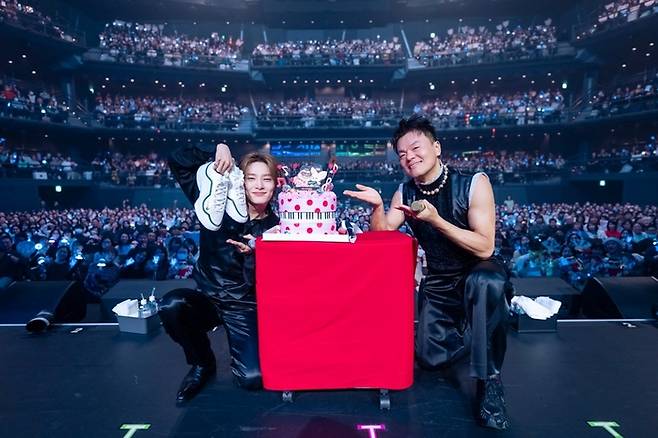 스트레이 키즈 아이엔과 박진영 프로듀서. 사진ㅣJYP엔터테인먼트