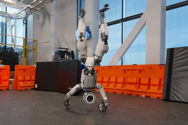 보스턴 다이내믹스가 2월 7일(현지 시간) 공개한 휴머노이드 로봇 ‘아틀라스’의 훈련 모습. 아틀라스가 옆돌기를 하고 있다. 보스턴 다이내믹스 제공