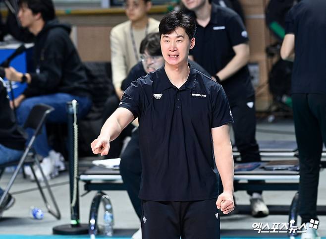 박철우 감독 대행이 이끄는 우리카드가 인천 계양체육관에서 열리는 진에어 2025-2026 V리그 남자부 5라운드 대한항공과의 원정 경기에서 연승을 노린다. 사진 엑스포츠뉴스 DB