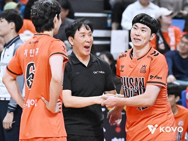 신영철 OK저축은행 감독(중앙)과 전광인(오른쪽) [한국배구연맹 제공. 재판매 및 DB 금지]