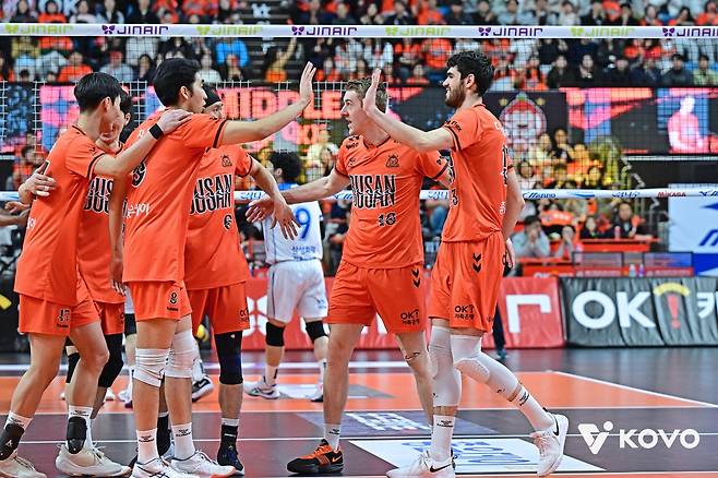 득점 후 기뻐하는 OK저축은행 선수들 [한국배구연맹 제공. 재판매 및 DB 금지]